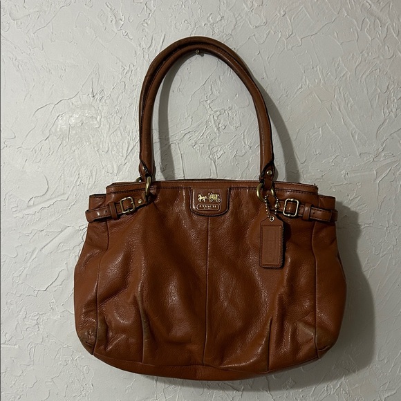 Coach Handbags - Coach Tan Pebbled Leather Shoulder Bag Gold Hardware
15x11
Straps 19
Needs Love